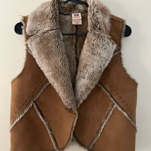 Women’s Faux-Fur/Suede Vest
Size 4/6. Faded Glory